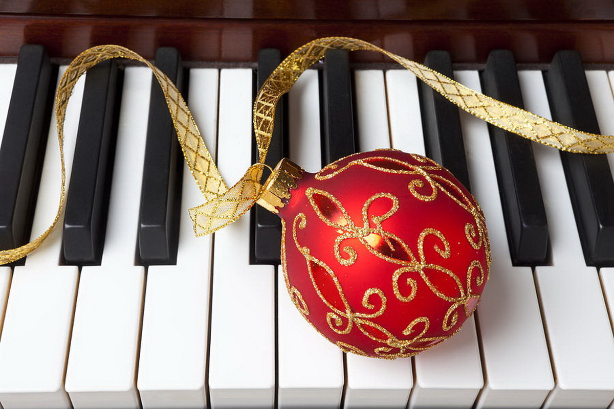 christmas-ornament-on-piano-keys
